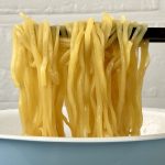 日清食品 ラーメン山岡家 醤油ラーメン／麺は食べ応えのあるノンフライの太ストレート麺。実店舗のストレート太麺の存在感を意識した作りで、スープとの絡みも抜群