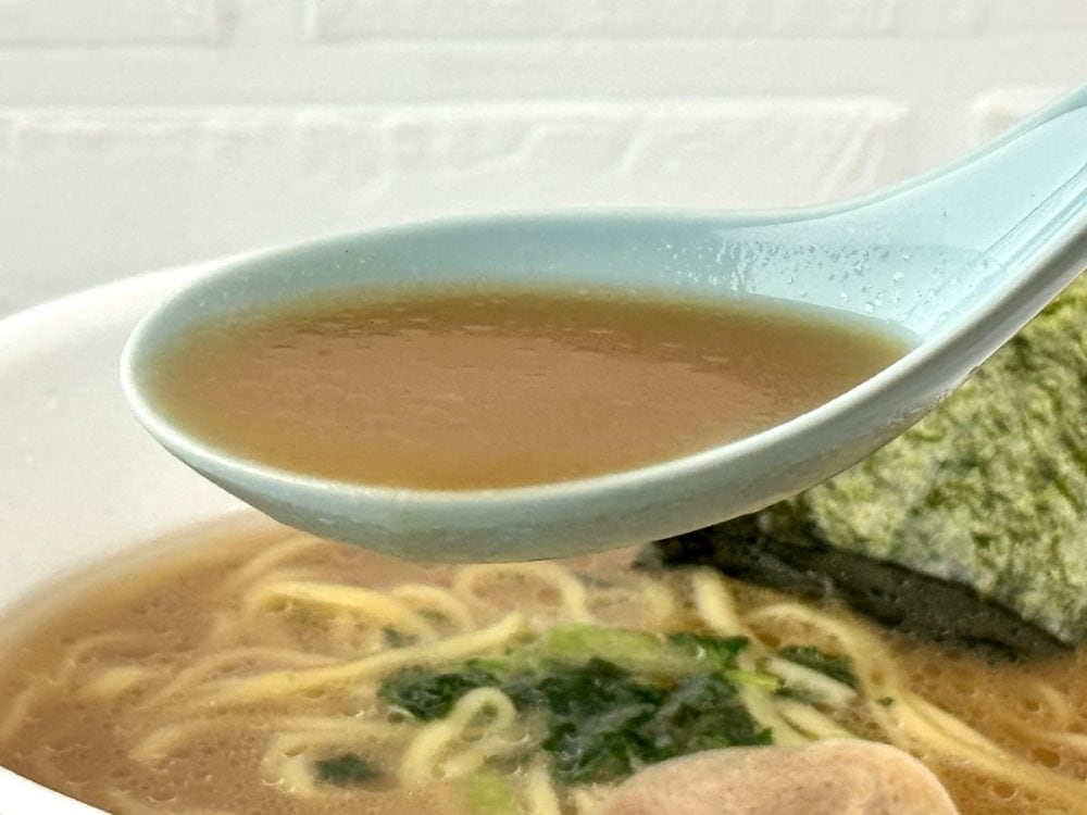 日清食品 ラーメン山岡家 醤油ラーメン／実店舗ほどの強烈さではないものの、カップ麺としてはかなり踏み込んだ再現度です。スープは濃厚ながら飲みやすく、麺とのバランスも良好