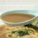 日清食品 ラーメン山岡家 醤油ラーメン／実店舗ほどの強烈さではないものの、カップ麺としてはかなり踏み込んだ再現度です。スープは濃厚ながら飲みやすく、麺とのバランスも良好