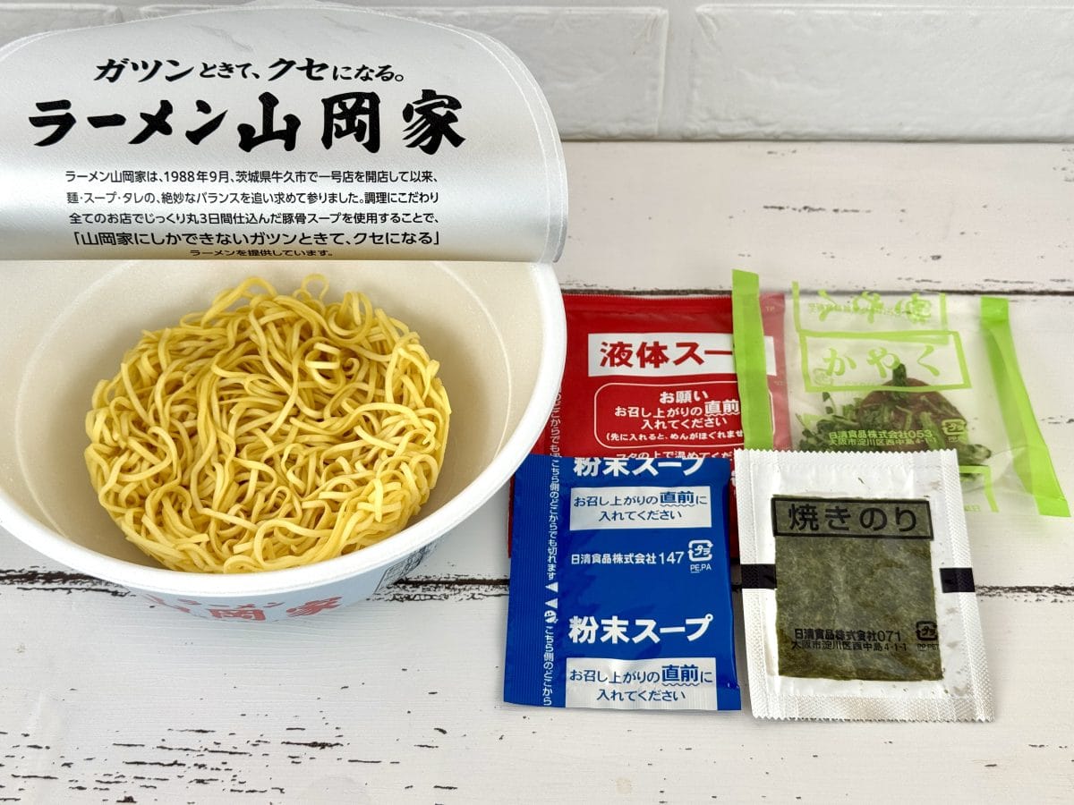 日清食品
ラーメン山岡家 醤油ラーメン／2026年4月、ついに待望のリニューアルを敢行、今回の改良ポイントは「豚骨の香りと旨み、醤油のコクとキレをアップ」