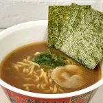 ローソン×明星食品 横浜家系総本山 吉村家 豚骨醤油ラーメン／スープは豚骨と鶏の旨みをベースに醤油だれを合わせ、さらに鶏油（チーユ）を効かせた家系らしいストロングなコクがありありの仕上がりです。粉末と液体のダブルスープ構成により、奥行きのある味わいを実現。具材はチャーシュー、ほうれん草、のり、ねぎと王道の組み合わせです