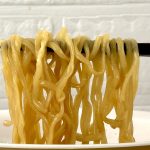 ローソン×明星食品 横浜家系総本山 吉村家 豚骨醤油ラーメン／麺はもっちりとした中太のノンフライ麺。写真では麺の弾力に私の握力が負けて麺の並びが不揃いとなっています（笑）