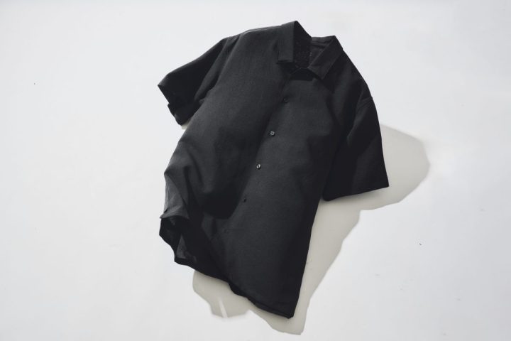 【無印良品】圧倒的に涼しい!U1万円で揃う「風を通す」半袖シャツ&パンツが快適。着回し抜群の夏必携セットアップ“5つの魅力”をスタイリストが徹底解剖