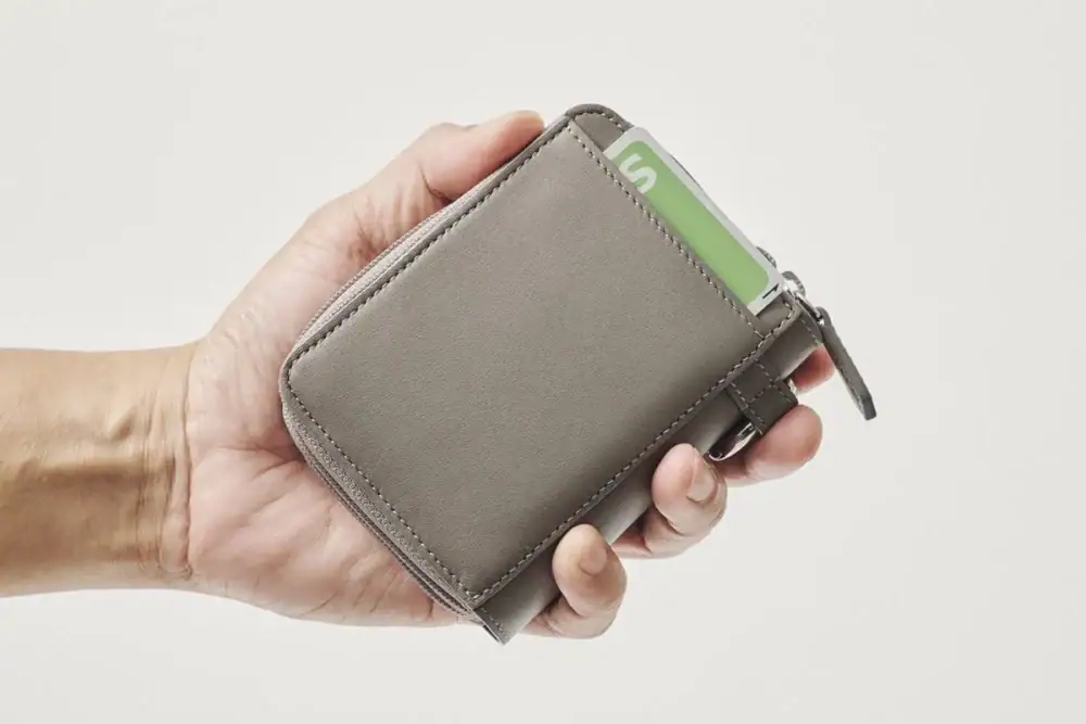 第2位 【コンパクトなのに現金もカギも集約】アタオのオールインワン財布「ロミー」が手ぶら派の最適解だった／No.1モノ雑誌編集長のお墨付き『コレ買いです』Vol.163