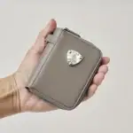 第2位 【コンパクトなのに現金もカギも集約】アタオのオールインワン財布「ロミー」が手ぶら派の最適解だった／No.1モノ雑誌編集長のお墨付き『コレ買いです』Vol.163