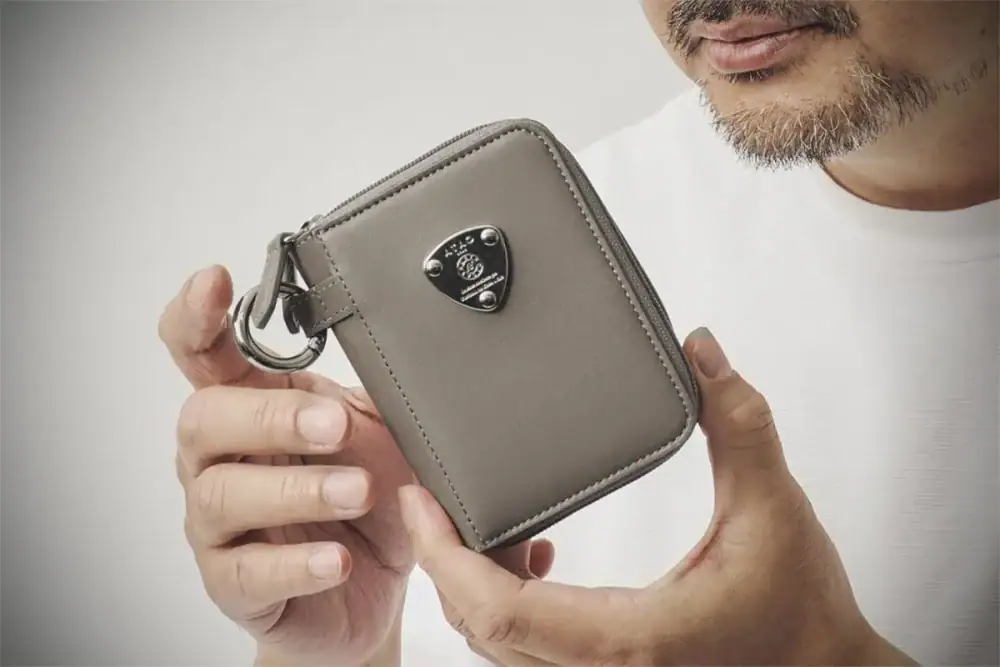 第2位 【コンパクトなのに現金もカギも集約】アタオのオールインワン財布「ロミー」が手ぶら派の最適解だった／No.1モノ雑誌編集長のお墨付き『コレ買いです』Vol.163