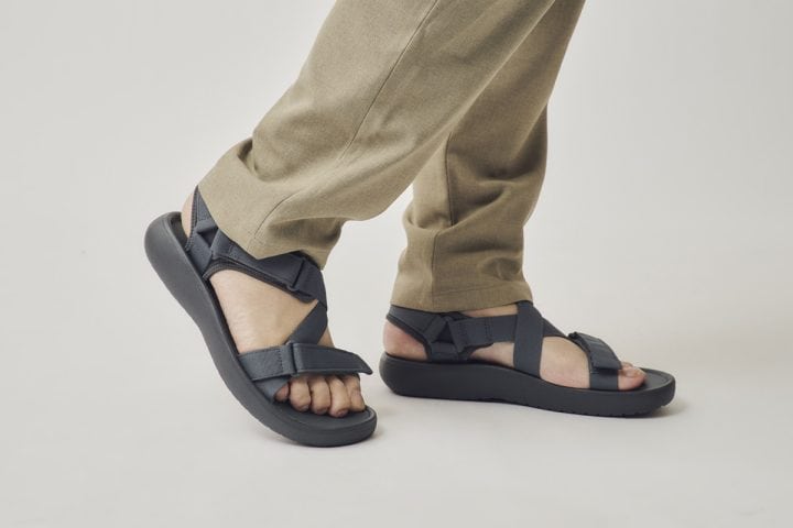 【無印良品】“もちもち”に心奪われた!2990円の超高コスパ「テープベルトサンダル」の完成度が高すぎる/No.1モノ雑誌編集長のお墨付き『コレ買いです』Vol.164