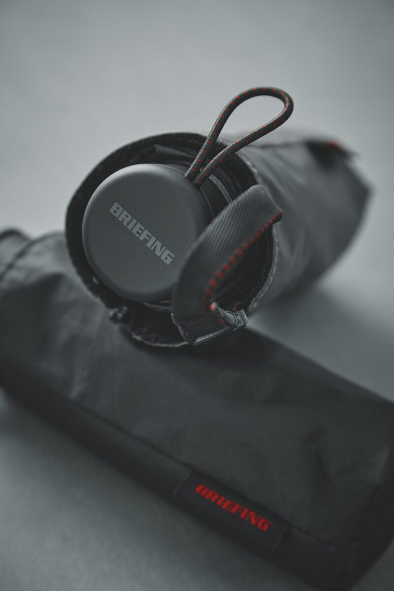 BRIEFING×HUS.「AW COMPACT UMBRELLA」各￥6,380／φ920×L545㎜（折りたたみ時160㎜）／0.21㎏