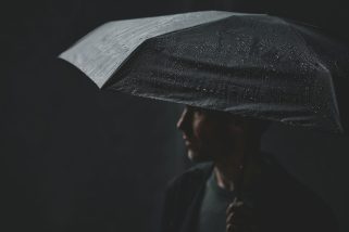 【ゲリラ豪雨も日差しも完封】わずか約210gにブリーフィングの哲学を凝縮！HUS.との「全天候型」最強コラボ傘が登場