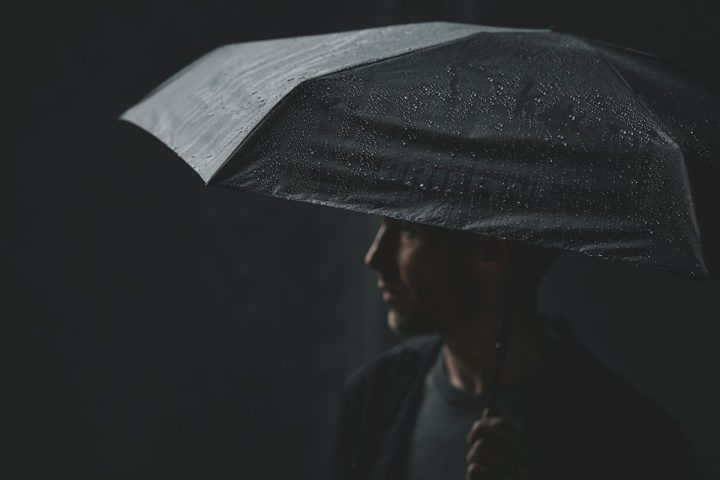 【ゲリラ豪雨も日差しも完封】わずか約210gにブリーフィングの哲学を凝縮!HUS.との「全天候型」最強コラボ傘が登場