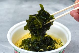 【カップ麺マニア最速実食】わかめラーメンを魔改造!? エースコック超大盛り「わかめオールスター」がもう理解を超えた味だった