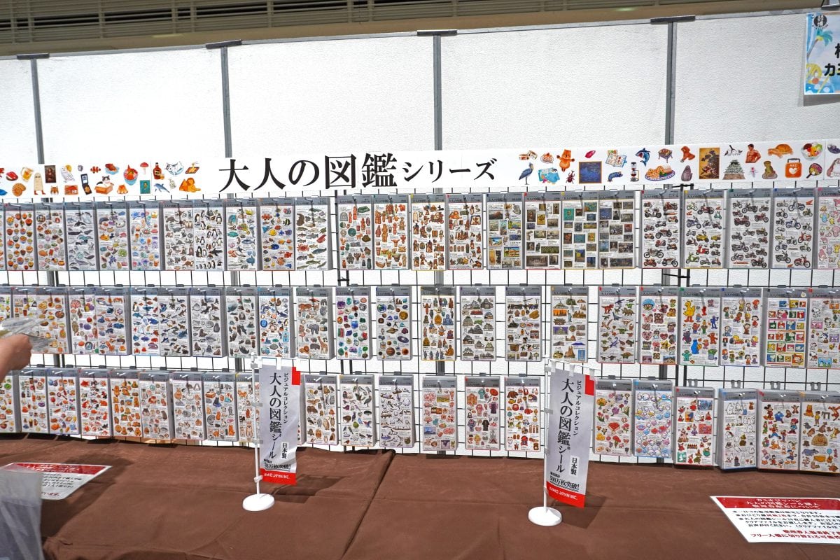 カミオジャパンブースには「大人の図鑑シール」が壁一面に。