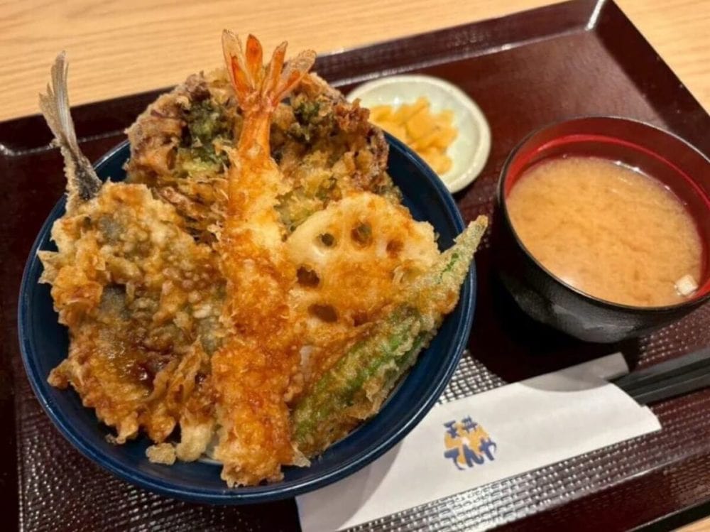 第2位　【1000円ちょいで国産素材てんこ盛り】ほたるいか＆鯵の贅沢な旨み…「てんや」初夏限定天丼を食べ比べ！気になる単品天ぷらも!?