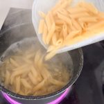 パッケージに記載してある本来の茹で時間は9分間ですが、水に浸けておいたので、沸騰した湯に1〜2分湯通しするだけで、アルデンテに茹で上がります