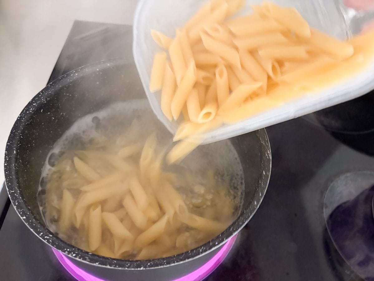 パッケージに記載してある本来の茹で時間は9分間ですが、水に浸けておいたので、沸騰した湯に1〜2分湯通しするだけで、アルデンテに茹で上がります