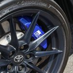 前後キャリパーは鮮やかなブルーで、GRのロゴが入る
