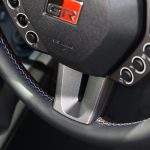 ステアリングに入るステッチはトリコロールだ