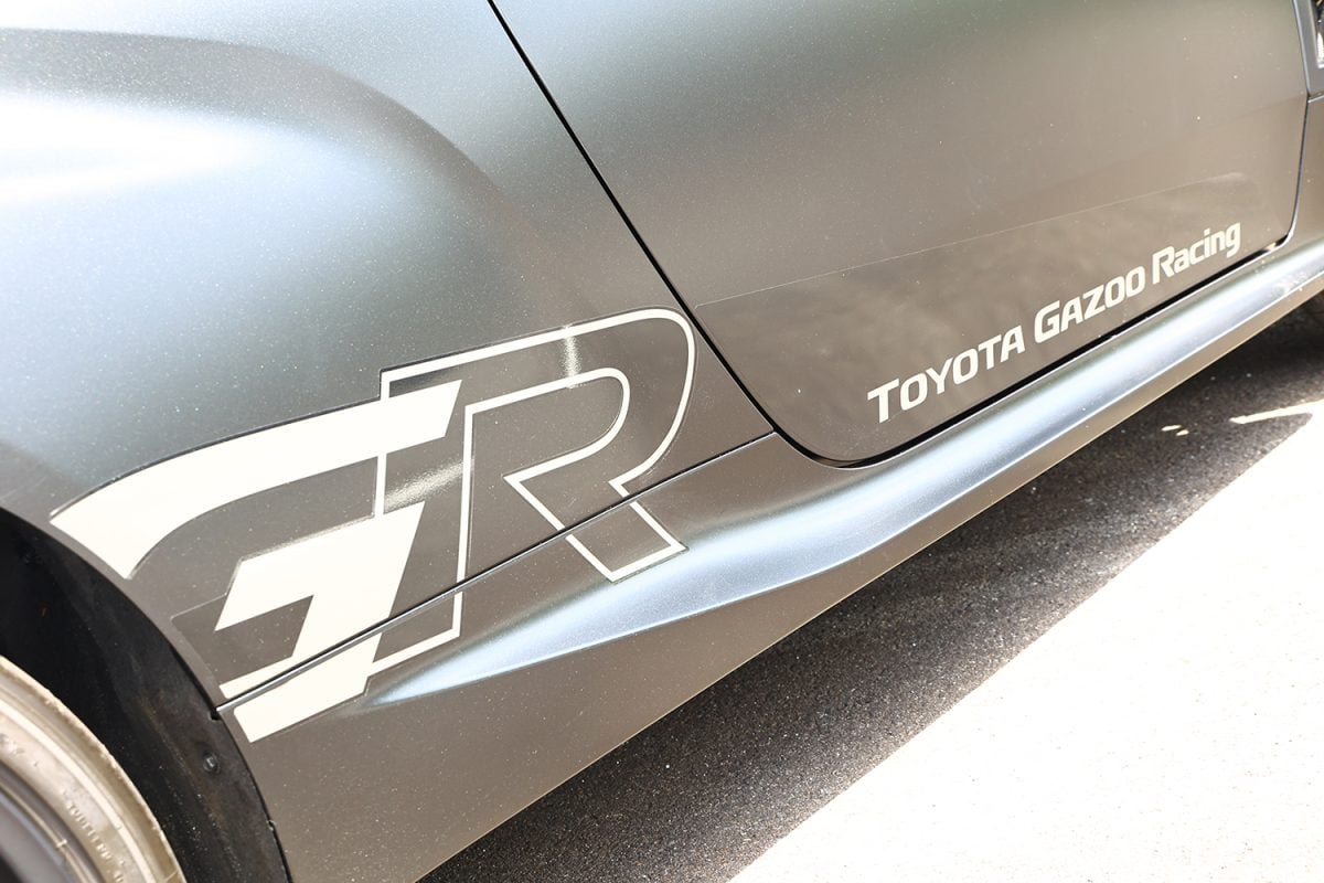 左右リヤフェンダーの前部には大きなGRデカール。マット塗装とのマッチングもいい