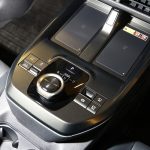 置くだけ充電が運転席と助手席用にふたつ設置されている