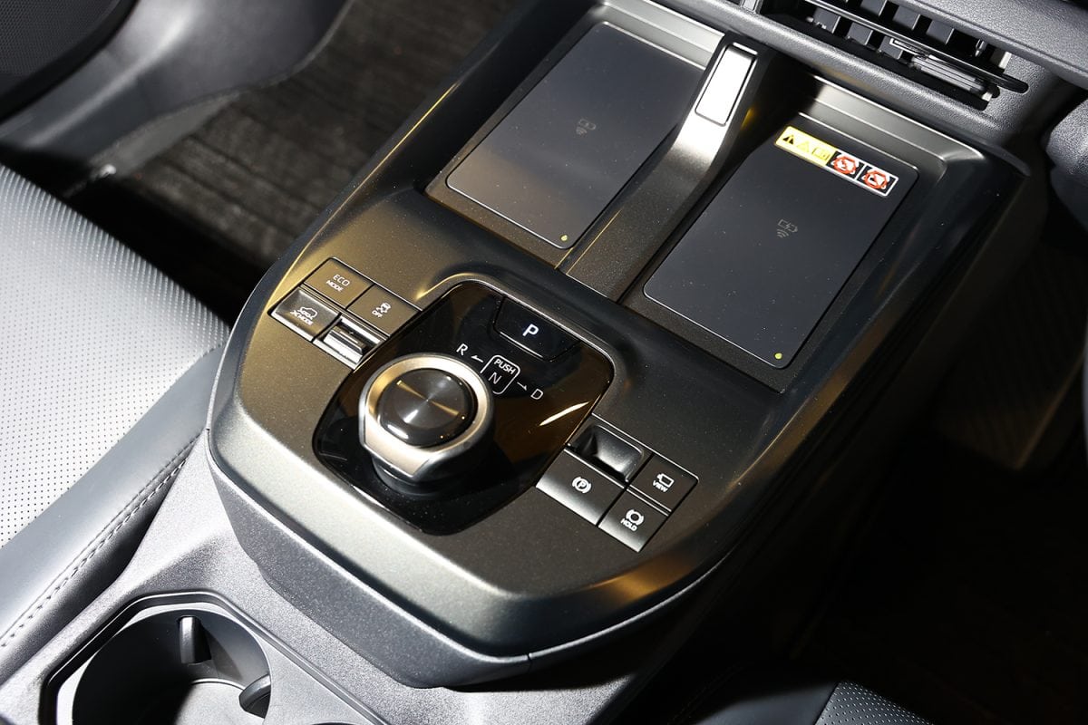 置くだけ充電が運転席と助手席用にふたつ設置されている