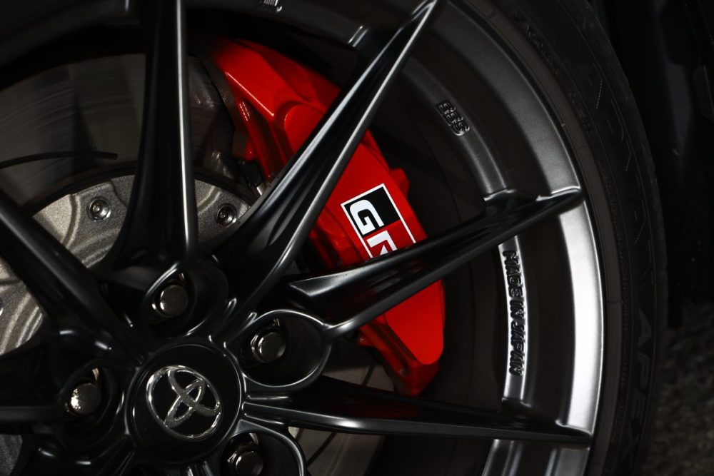 ホイールはBBS製18インチ鍛造で、タイヤサイズは235/40R18