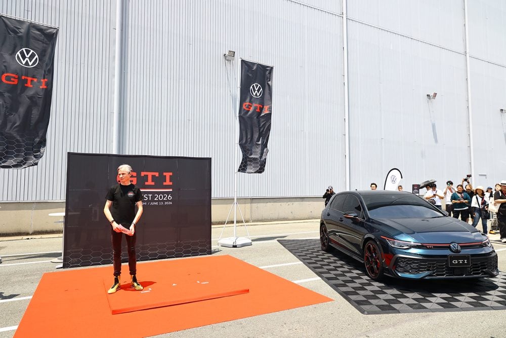 VW日本のブランドディレクター兼代表取締役のマーティン・ザーゲ氏とゴルフGTI50周年モデル
