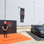 VW日本のブランドディレクター兼代表取締役のマーティン・ザーゲ氏とゴルフGTI50周年モデル