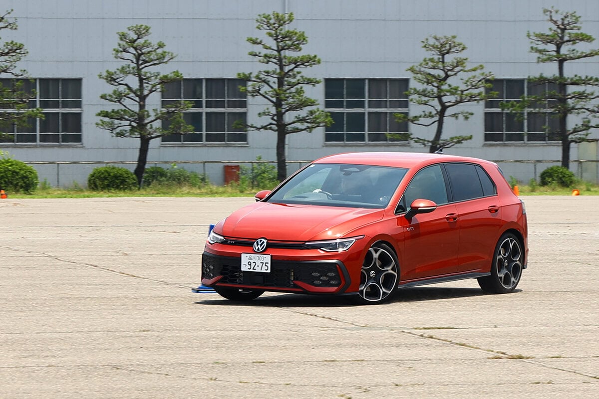 レーシングドライバーの木下隆之氏による参加者を乗せての同乗走行が行われた