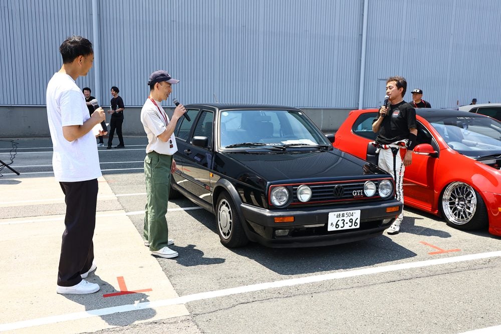 木下氏とスタッフが参加車両を紹介するコーナーの一幕