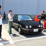 木下氏とスタッフが参加車両を紹介するコーナーの一幕