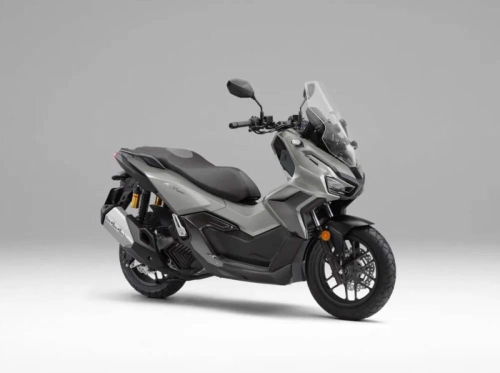 第2位　【最強の軽二輪スクーター】ホンダ「ADV160」2026年版はここが進化した！街乗りからツーリングまでこなす最新モデルを徹底解説