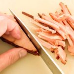 「プロ仕様 豚チャーシュー 切り落とし」を細切りにすれば、お店で食べるつけ麺や冷やし中華のトッピングに早変わり