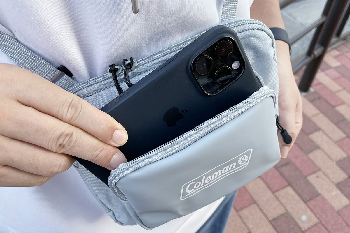 フロントポケットは、ケース付きのiPhone 16がほぼぴったり横に収まるくらいの幅