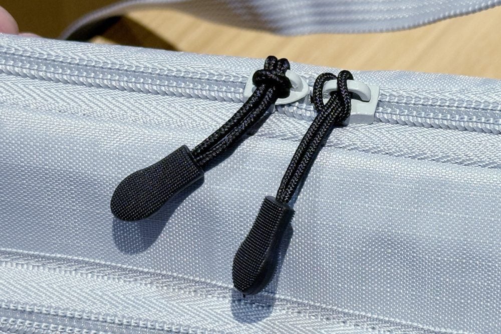 ファスナープルは軽量な樹脂製