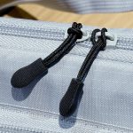 ファスナープルは軽量な樹脂製