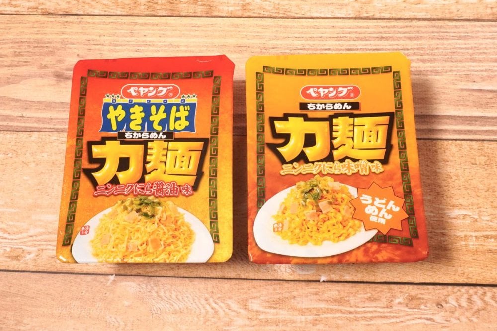 「ペヤング 力麺ニンニクにら醤油味やきそば」 「ペヤング 力麺ニンニクにら味噌味うどん」 各￥236（税別）