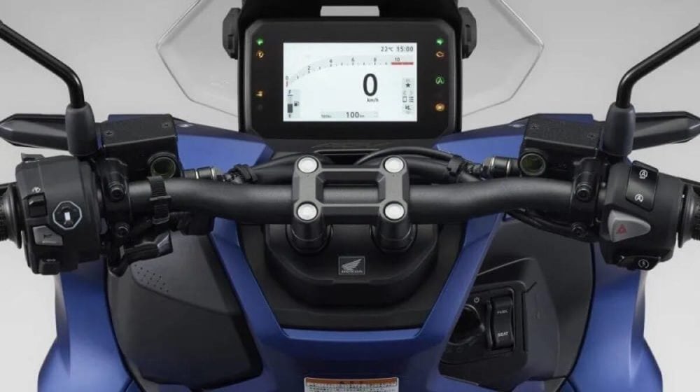 第2位　【最強の軽二輪スクーター】ホンダ「ADV160」2026年版はここが進化した！街乗りからツーリングまでこなす最新モデルを徹底解説