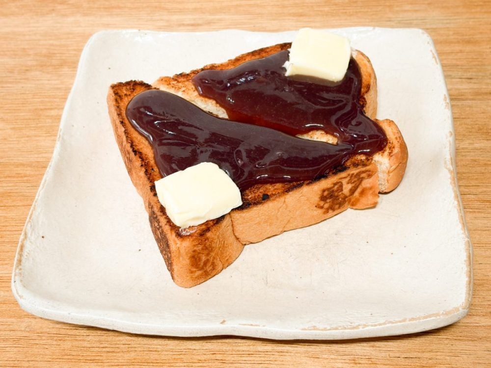 バターといっしょにトーストに塗れば、簡単にあんバタートーストも作れます