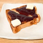 バターといっしょにトーストに塗れば、簡単にあんバタートーストも作れます