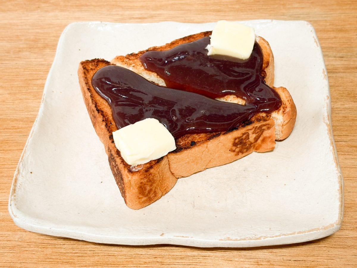 バターといっしょにトーストに塗れば、簡単にあんバタートーストも作れます