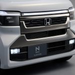 「N-BOXカスタム」ではフロントまわりのデザインを変更。より押し出しの強さを感じさせるものに