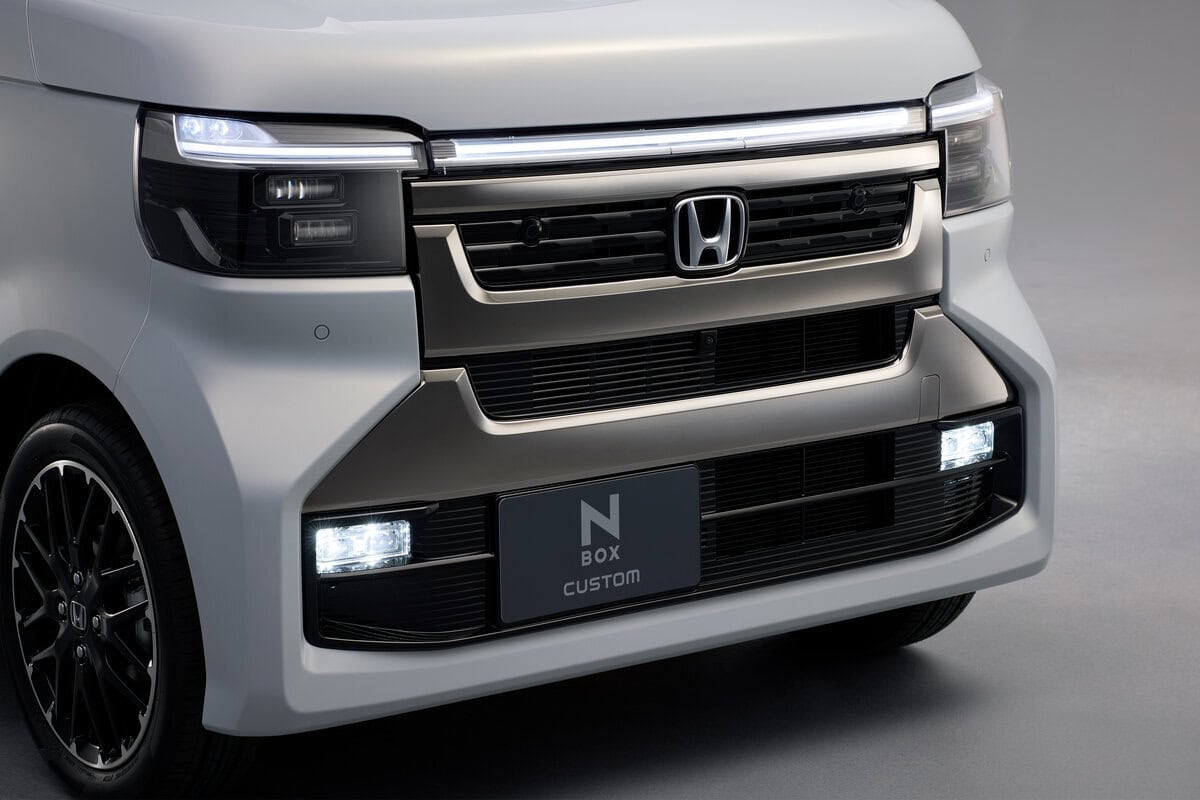 「N-BOXカスタム」ではフロントまわりのデザインを変更。より押し出しの強さを感じさせるものに