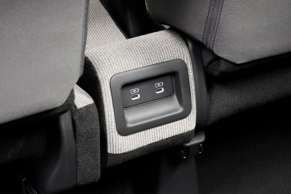センターUSBチャージャーや運転席助手席シートバックアッパーポケットなど、快適性・利便性の高い装備を拡充