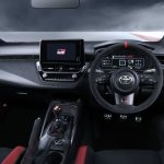 より運転に集中できる空間を追求して配色にもこだわりったコクピット