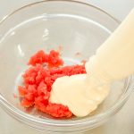 ソースが絡みやすいフジッリですから、辛味の利いた辛子明太子とマヨネーズの隠し味、さらにたっぷりの生クリームで作るたらこクリームソースパスタに仕上げます