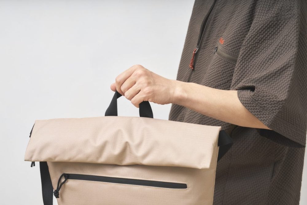 ちょっとバッグを移動させたいときに便利なハンドル