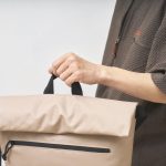 ちょっとバッグを移動させたいときに便利なハンドル