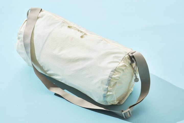 【無印良品】現代版ドラムバッグは超高機能!Y2Kで再注目の3,990円「撥水ショルダーバッグ」をスタイリストが徹底解説