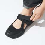 ストラップは面ファスナー仕様で甲をしっかりと固定できる