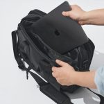 緩衝材が入ったPCスリーブによりガジェットも安心して運べる